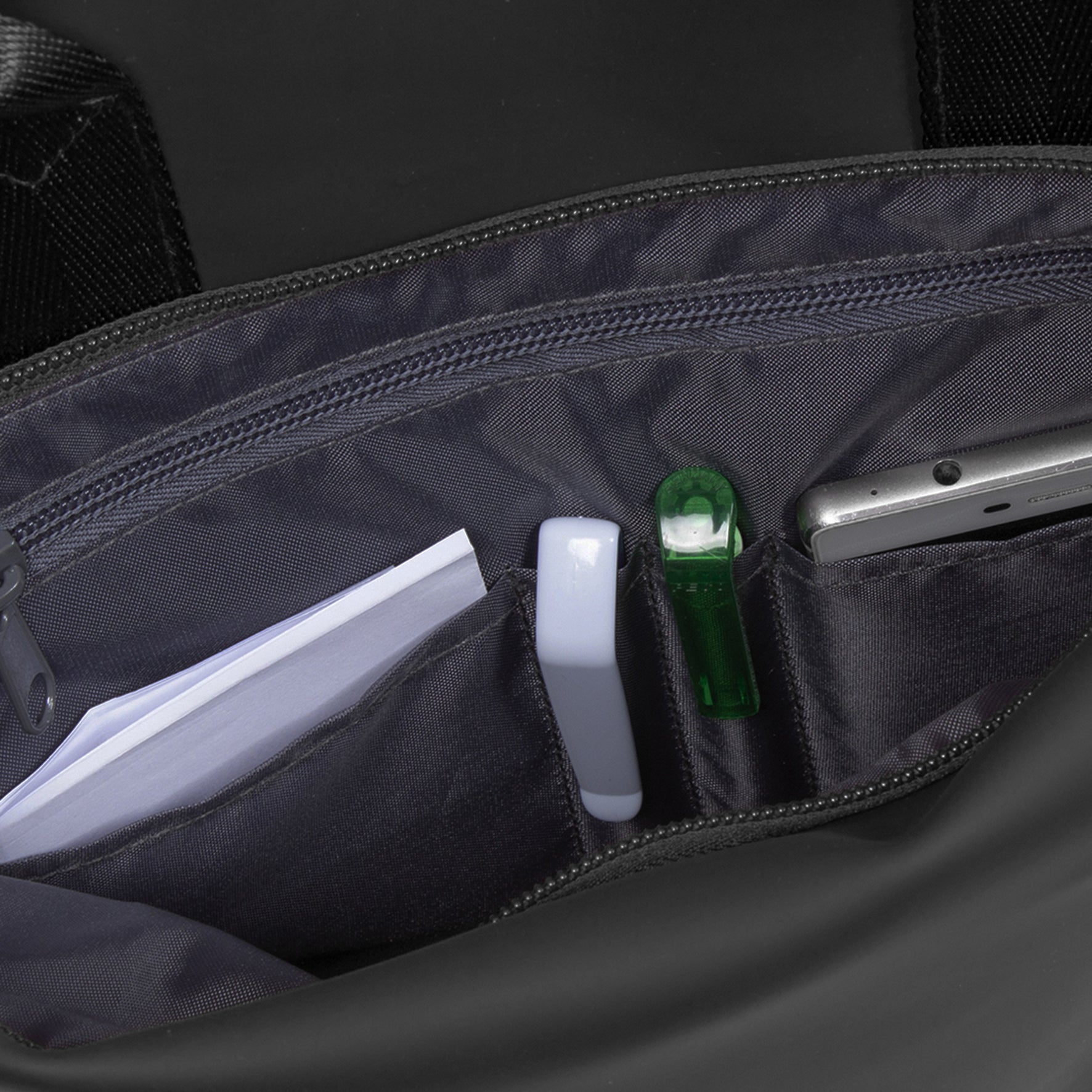 New Rebels William Milwaukee Rucksack – Wasserabweisend, 18L Volumen, Laptopfach, Silber-Innenfutter