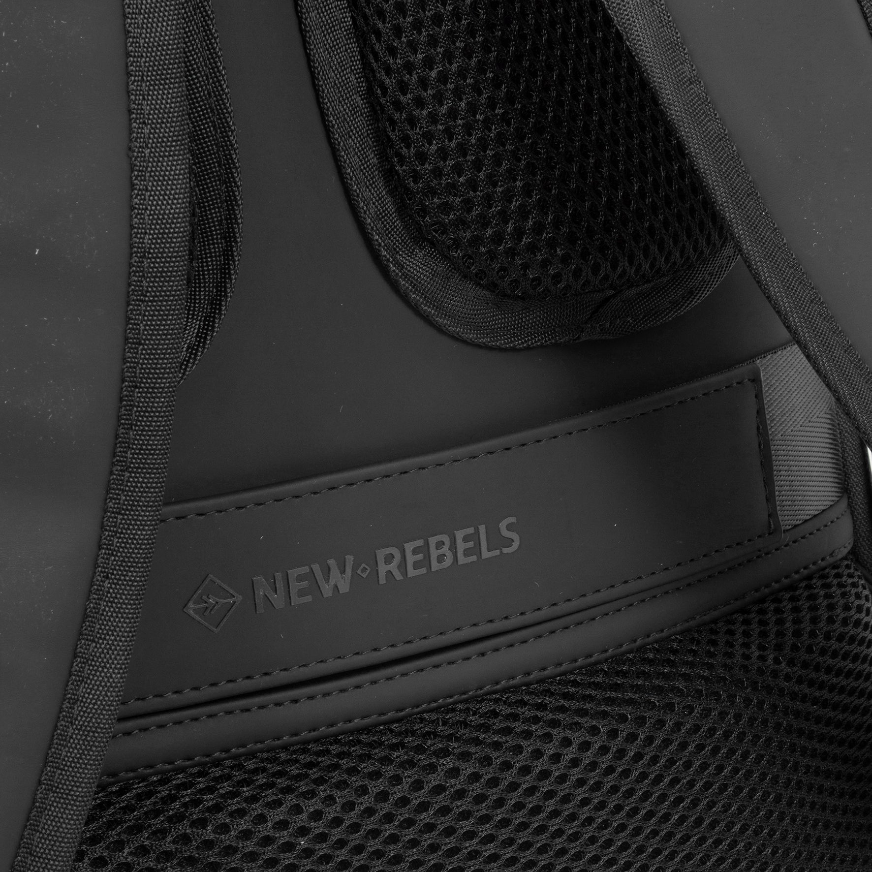New Rebels William Milwaukee Rucksack – Wasserabweisend, 18L Volumen, Laptopfach, Silber-Innenfutter