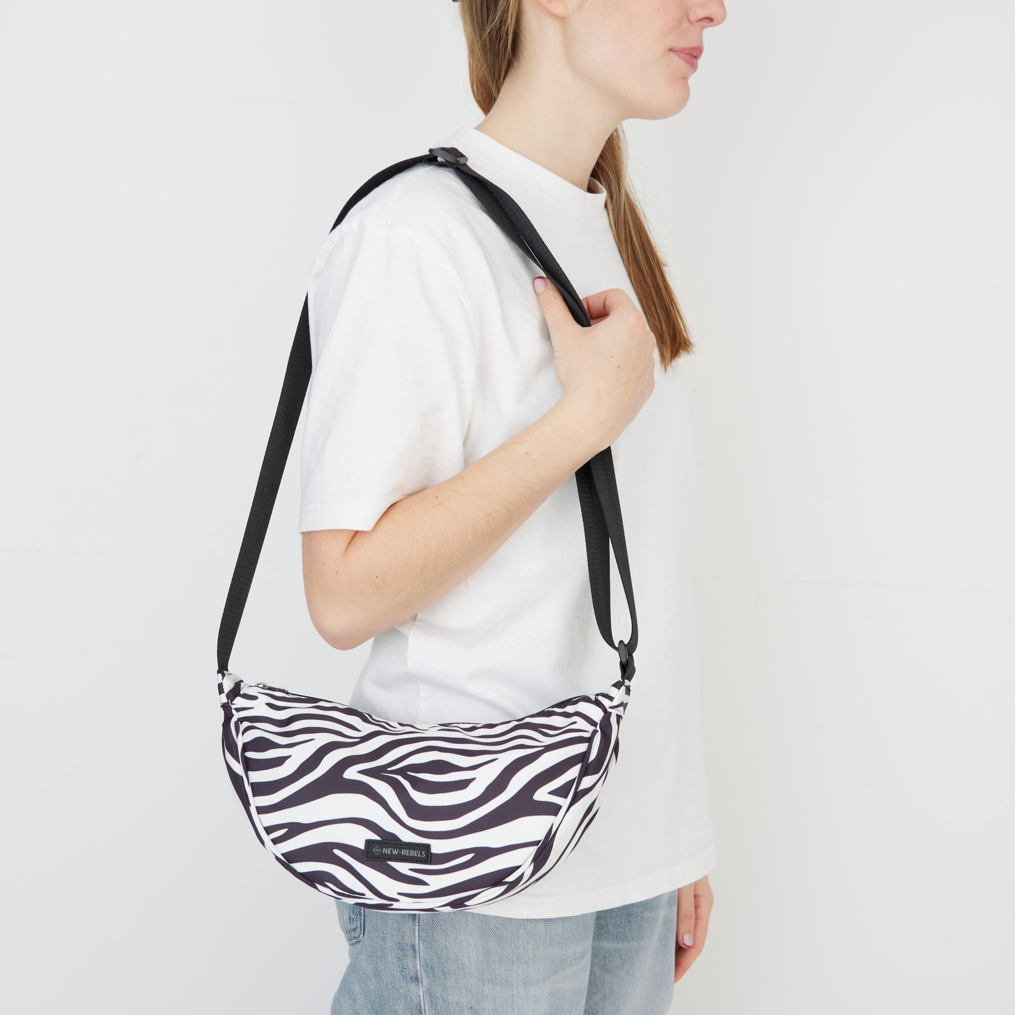 New Rebels Moonbag „Stay Wild" – Crossbody-Tasche mit Zebra-Print, Nylon, 32 × 16 cm