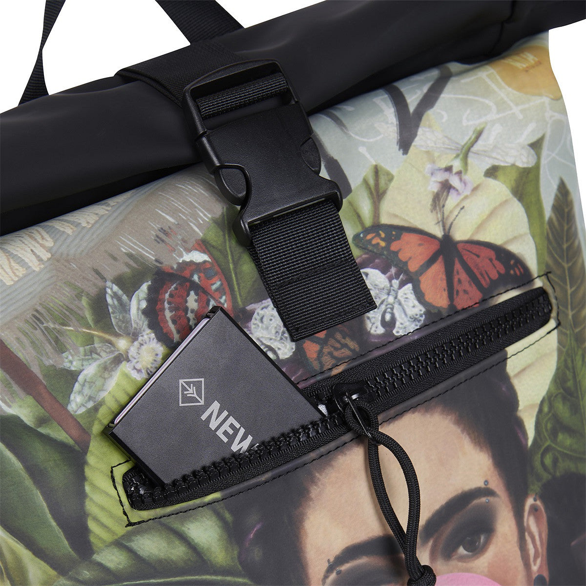 New Rebels Rucksack New York – Stylischer Rolltop mit Kunstmotiv Bubblegum, wasserabweisend & praktisch