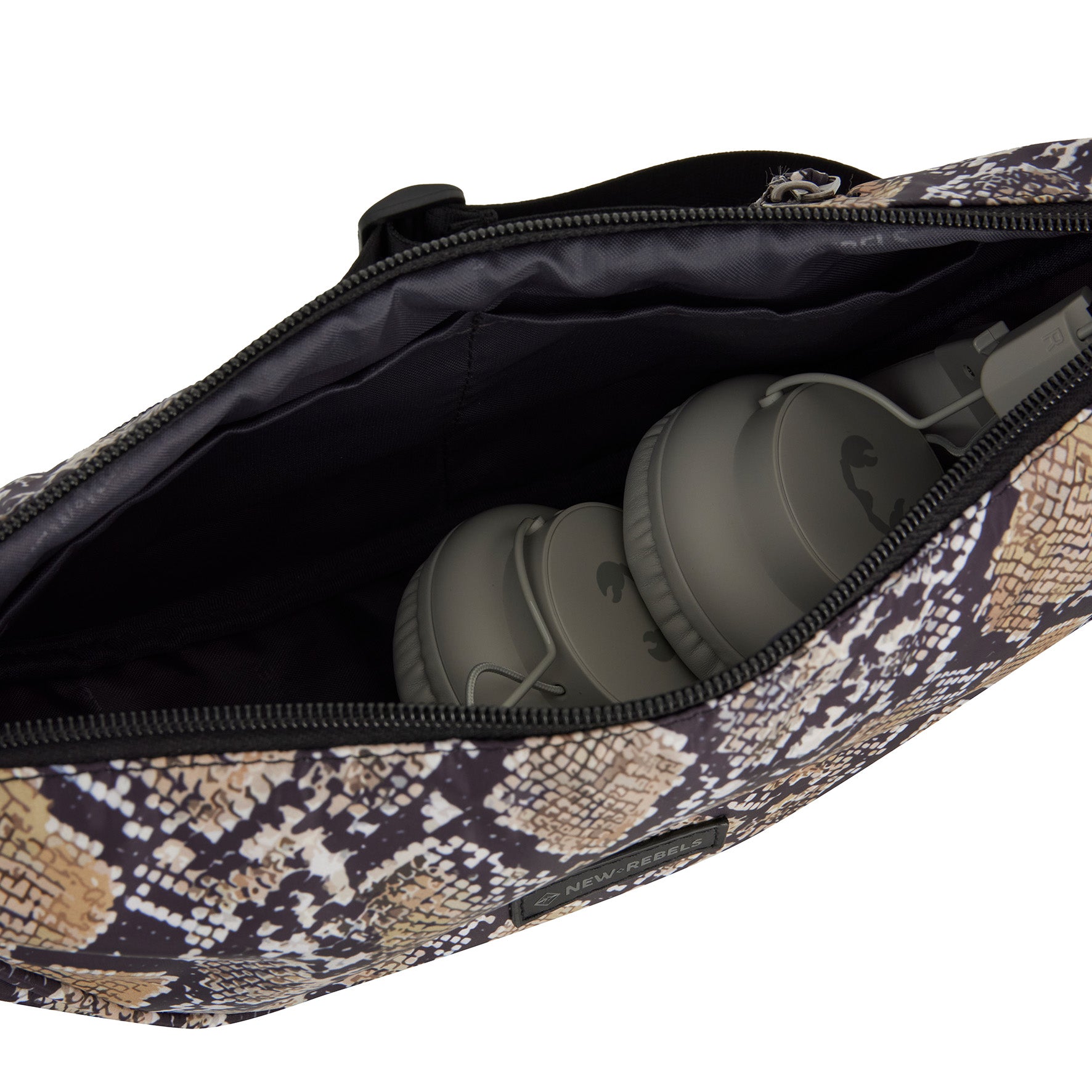New Rebels Moonbag „Stay Wild" – Crossbody-Tasche mit Schlangen-Print, Nylon, 32 × 16 cm