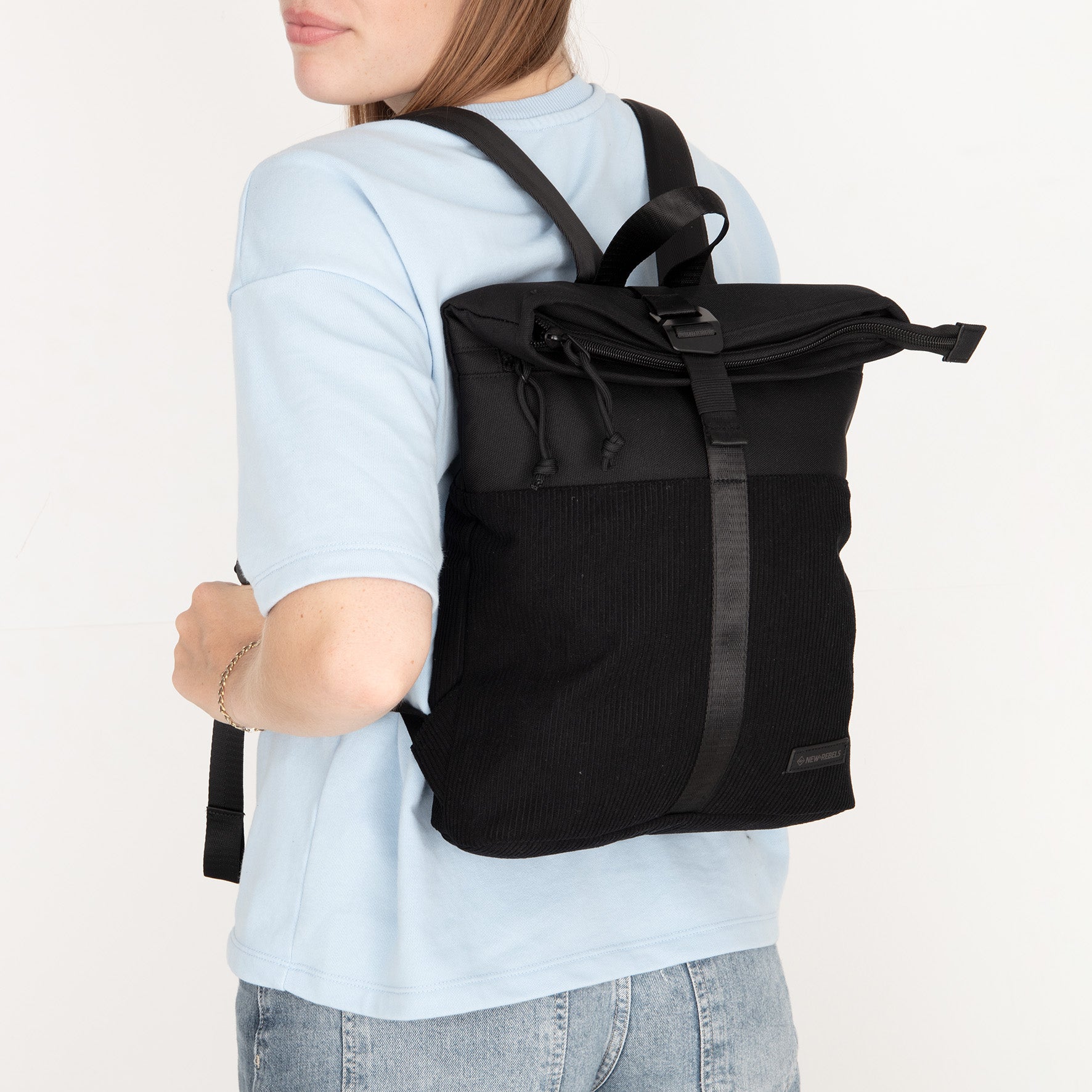 New Rebels Ribbi Roll Up Rolltop City Rucksack Los Angeles Kordoptik schwarz