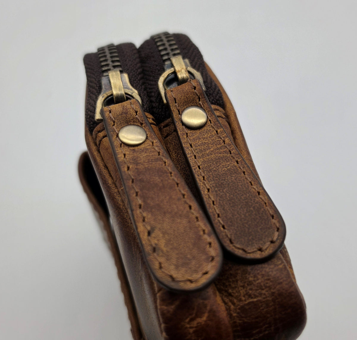 Lemasi Mini Gürteltasche aus Büffel-Hunterleder – Braun, 2 Reißverschlussfächer