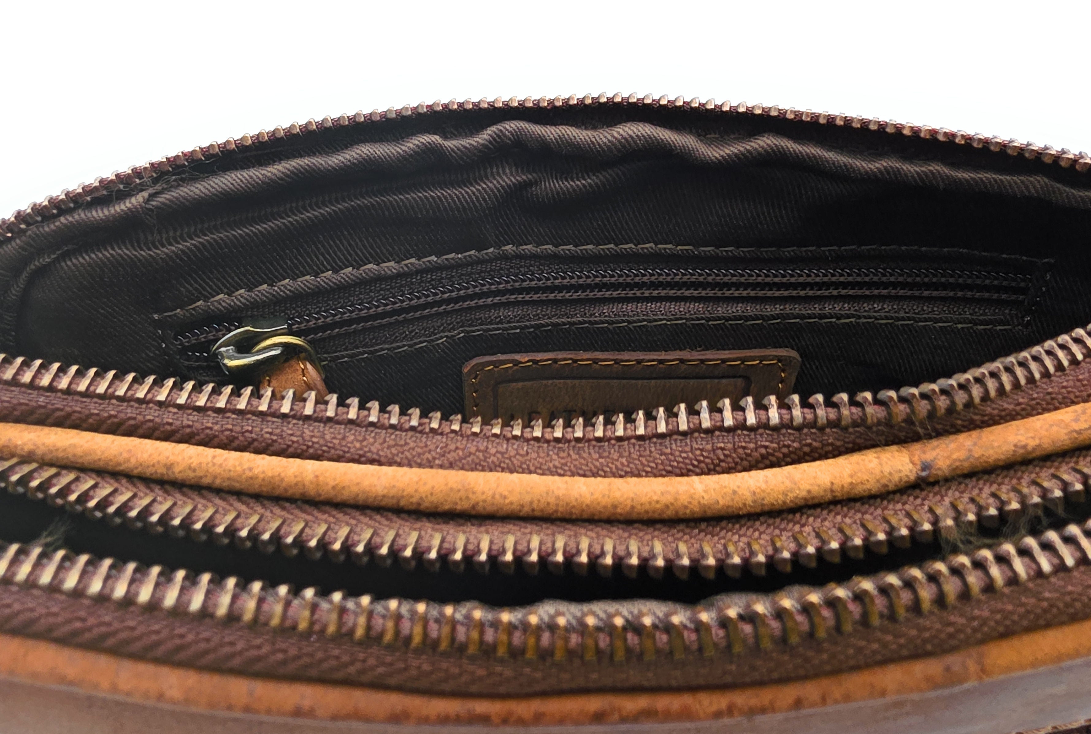 Leatherfox Gürteltasche XXL Büffelleder – 2 Hauptfächer, Hüfttasche Echtleder 21 cm