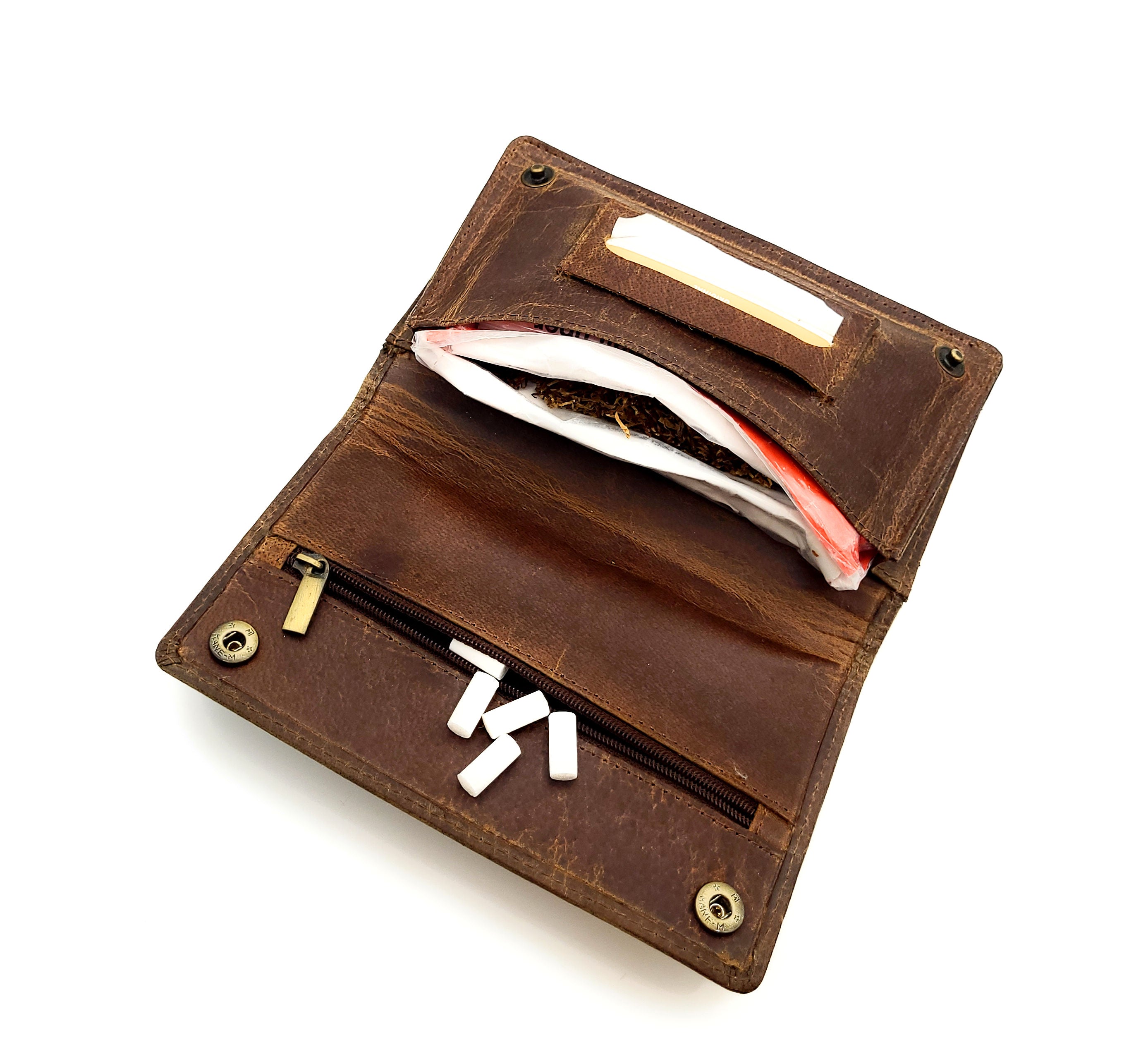 Tabakbeutel aus Büffelleder – Komfortgröße, passend für 30 g Tabakpackungen, mit Blättchenfach & Reißverschlussfächern, braun