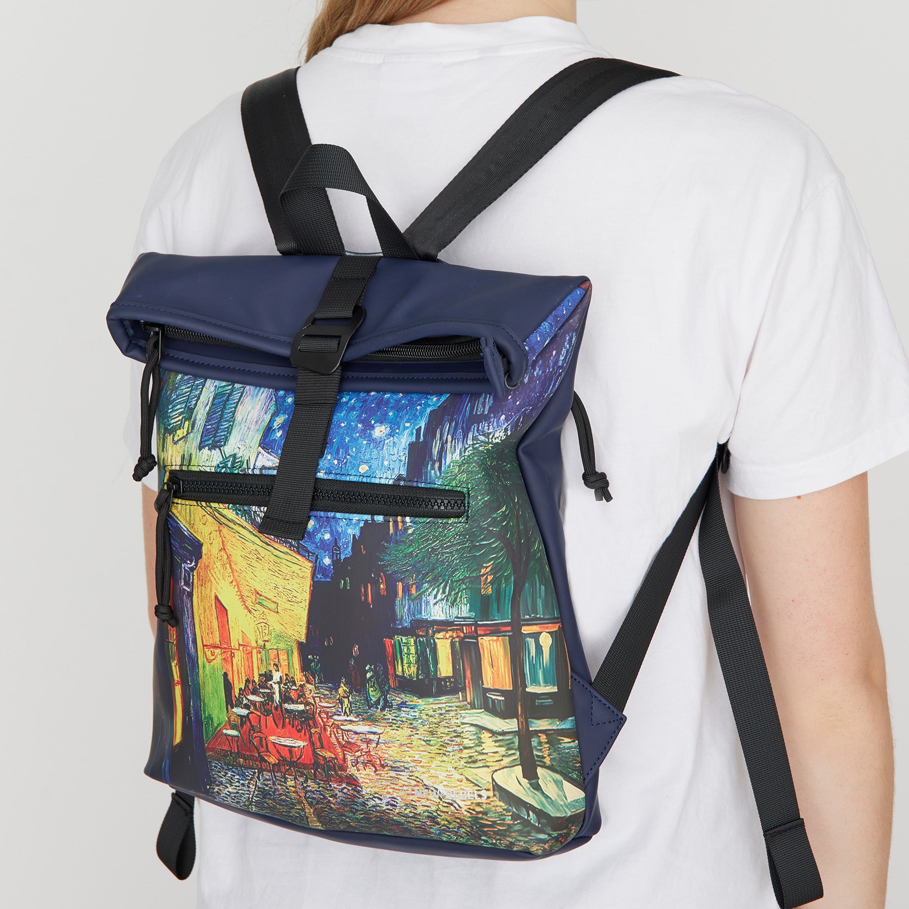New Rebels Rolltop Cityrucksack Los Angeles – „Van Gogh Café“ – Künstlerischer Rolltop mit Gemälde-Print, Wasserabweisend & Praktisch