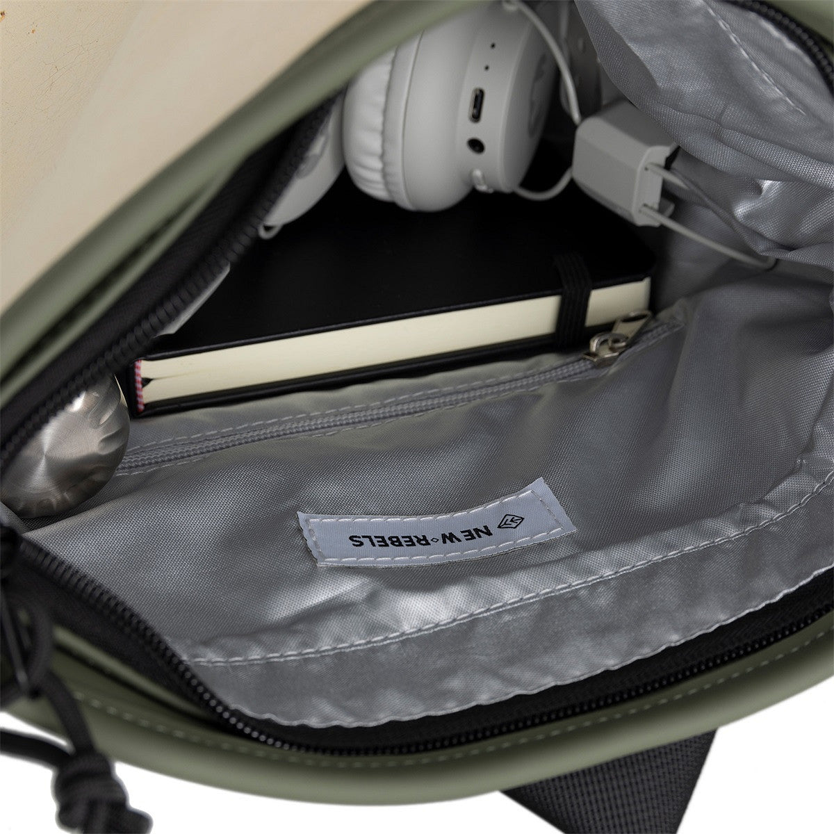 New Rebels Mart Art Roll Up City Rucksack Los Angeles Milkmaid II – Kunstvolles Design nach Vermeers „Das Milchmädchen“, wasserabweisend & praktisch