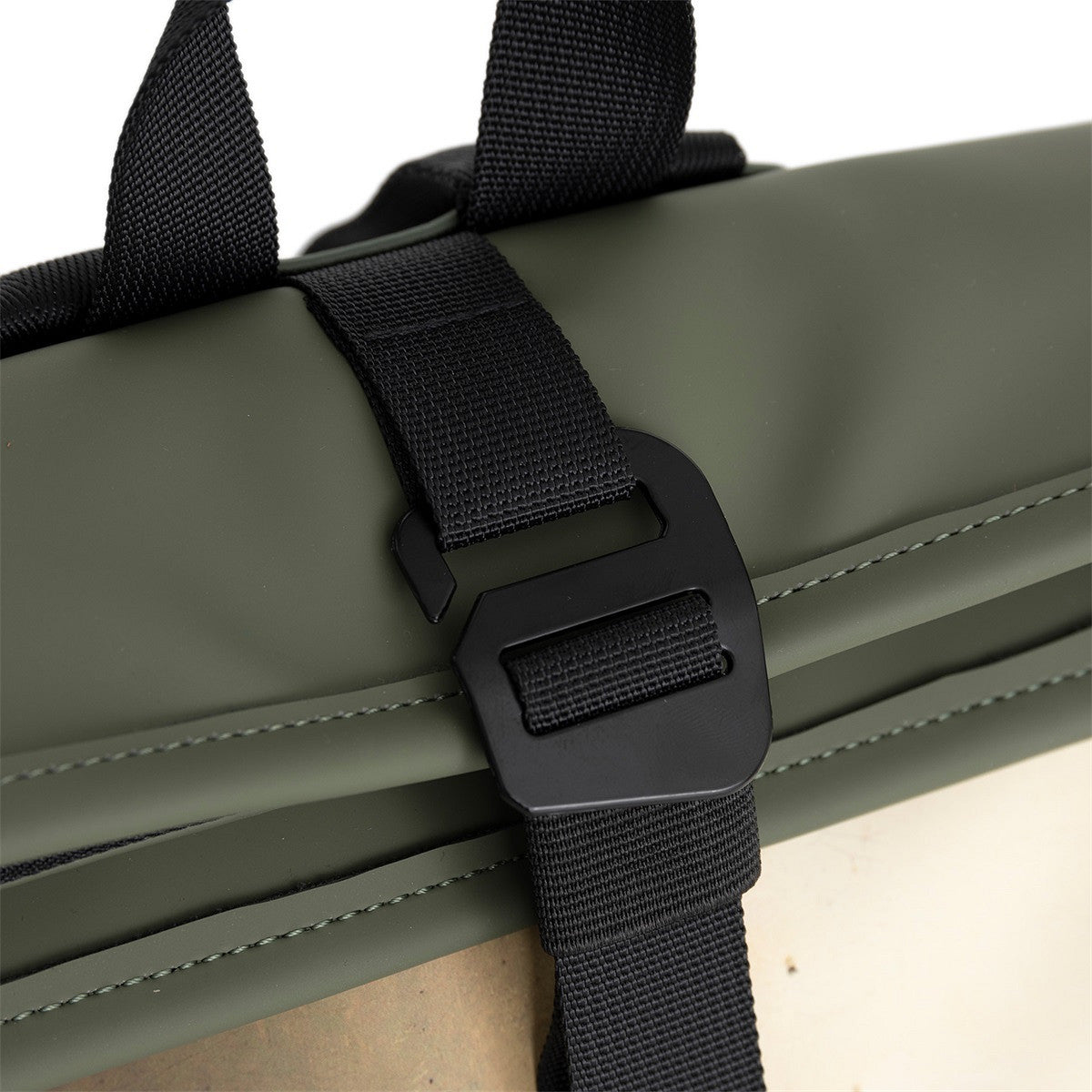 New Rebels Mart Art Roll Up City Rucksack Los Angeles Milkmaid II – Kunstvolles Design nach Vermeers „Das Milchmädchen“, wasserabweisend & praktisch