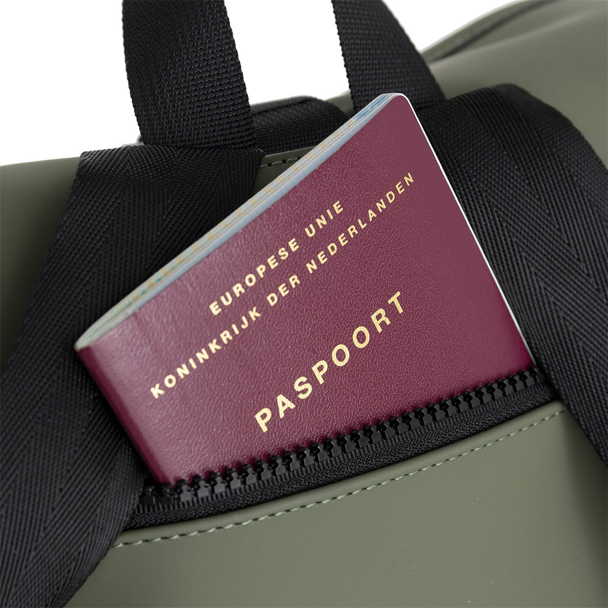 New Rebels Mart Art Roll Up City Rucksack Los Angeles Milkmaid II – Kunstvolles Design nach Vermeers „Das Milchmädchen“, wasserabweisend & praktisch