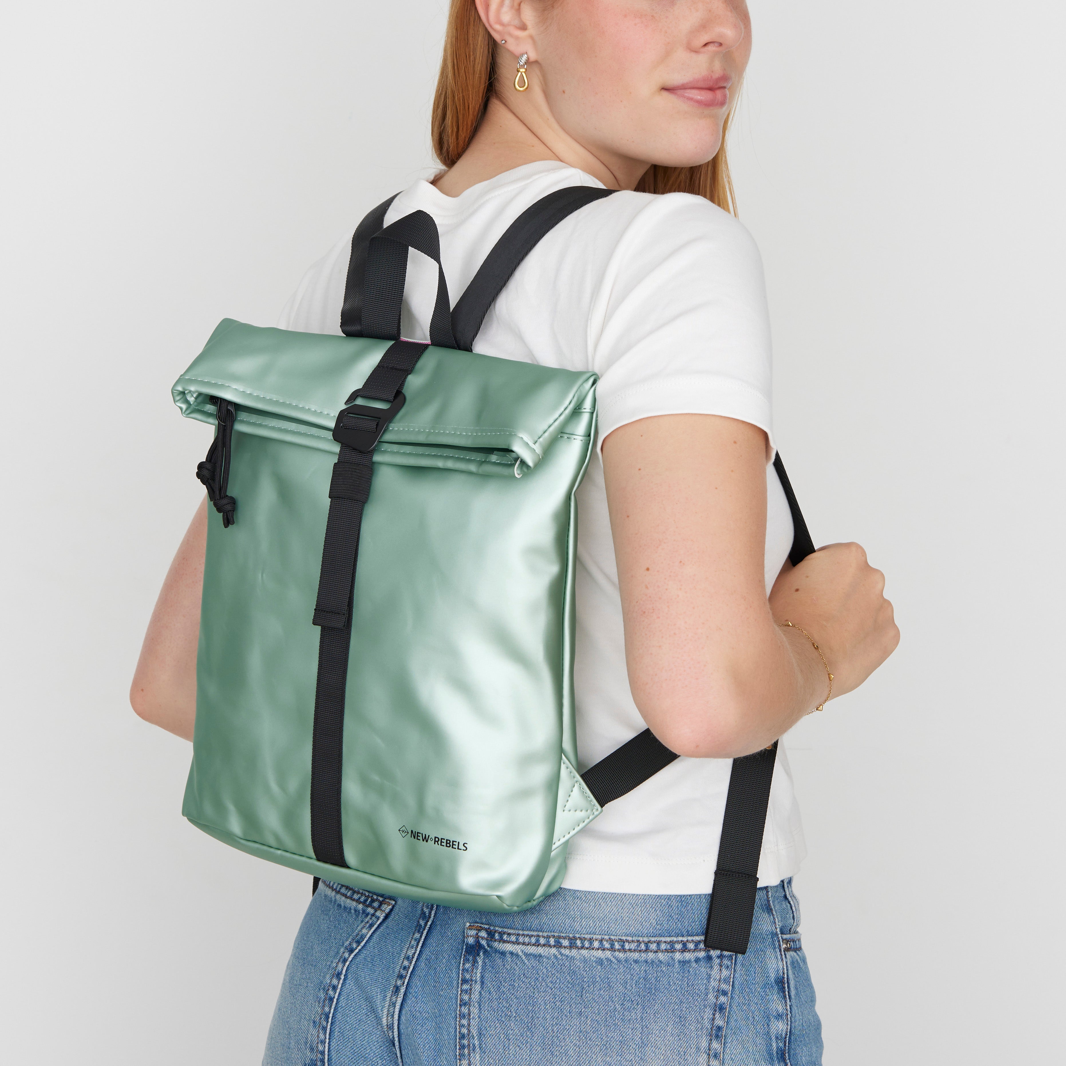 New Rebels Mart Roll Up Rolltop City Rucksack Los Angeles wasserabweisend metallic lightgreen grün