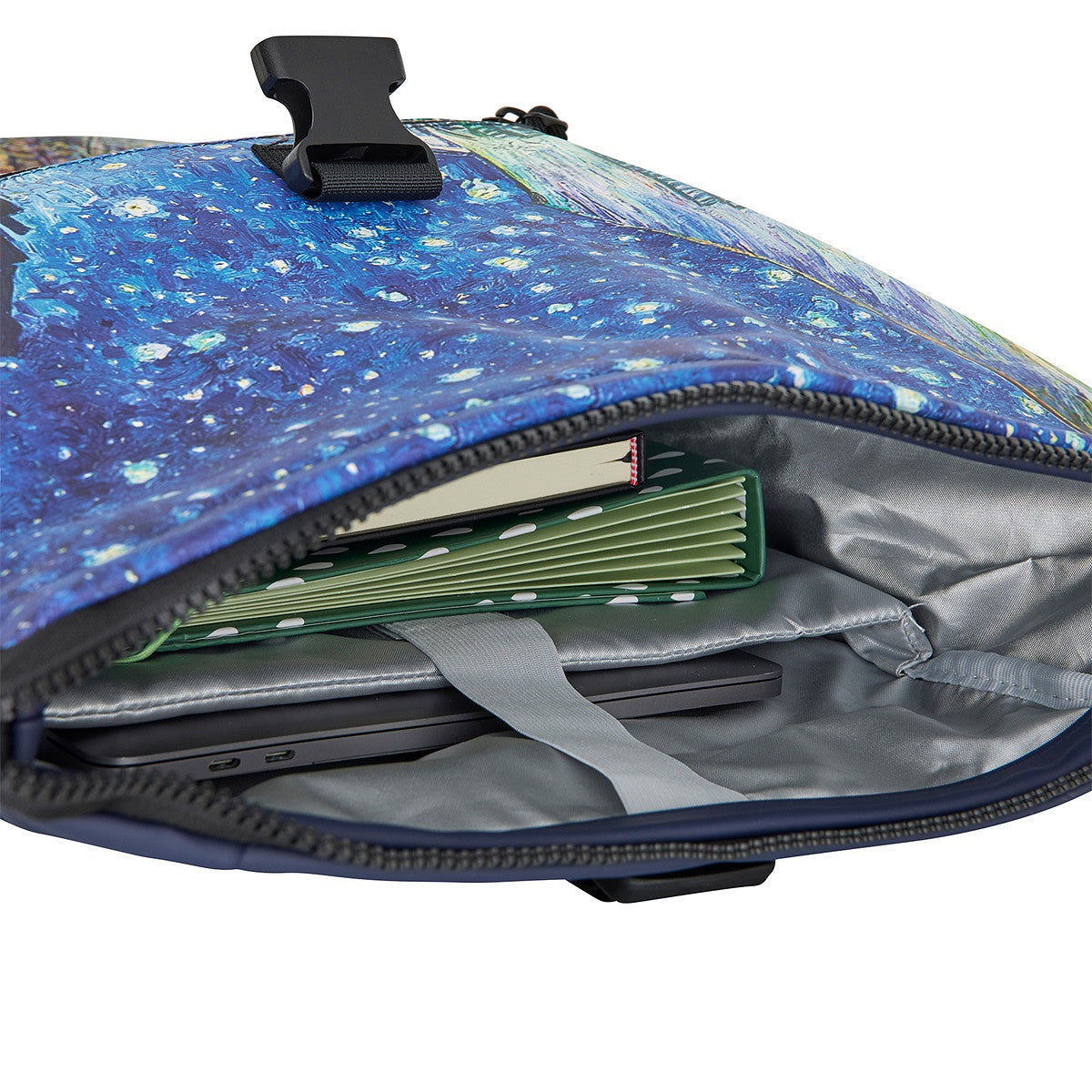 New Rebels Rucksack New York – Stylischer Rolltop mit Kunstmotiv Van Gogh Caféterrasse am Abend, wasserabweisend & praktisch