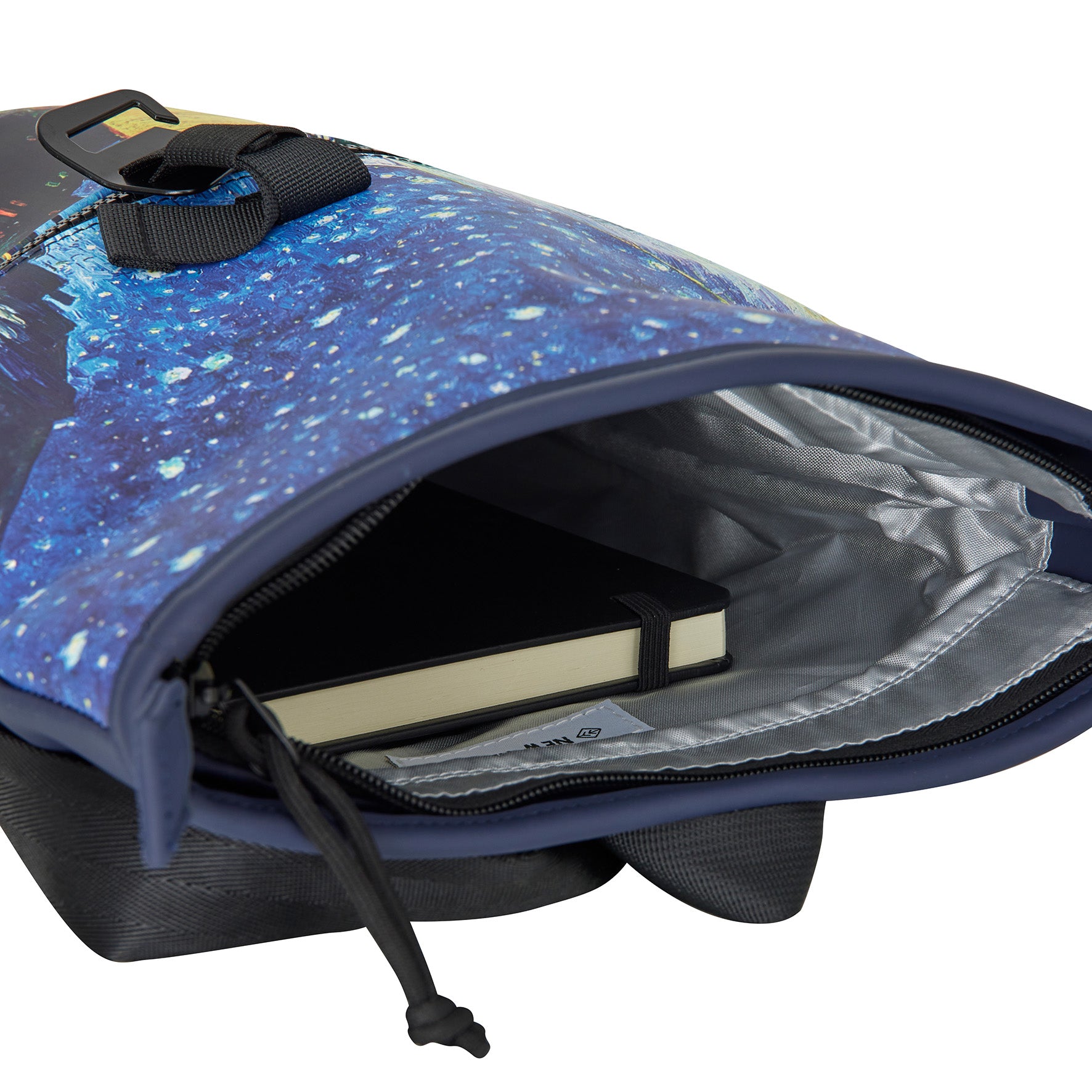 New Rebels Rolltop Cityrucksack Los Angeles – „Van Gogh Café“ – Künstlerischer Rolltop mit Gemälde-Print, Wasserabweisend & Praktisch