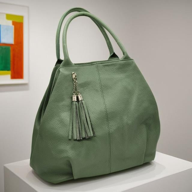 Damen Handtasche Grün aus Echtleder – Made in Italy – Schultergurt, Tragehenkel, Innenfächer, Reißverschluss, silberne Metall-Details