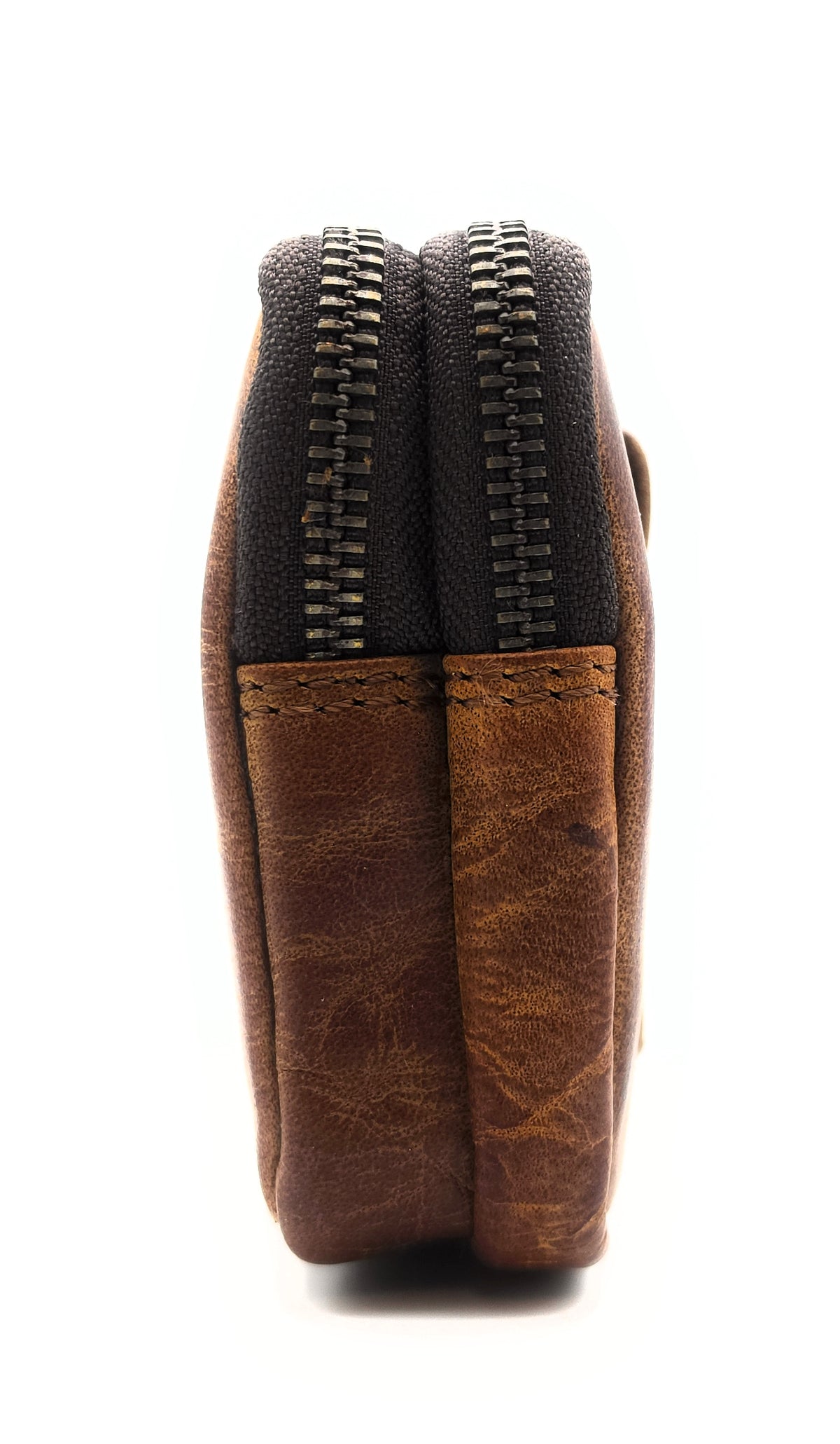 Lemasi Mini Gürteltasche aus Büffel-Hunterleder – Braun, 2 Reißverschlussfächer