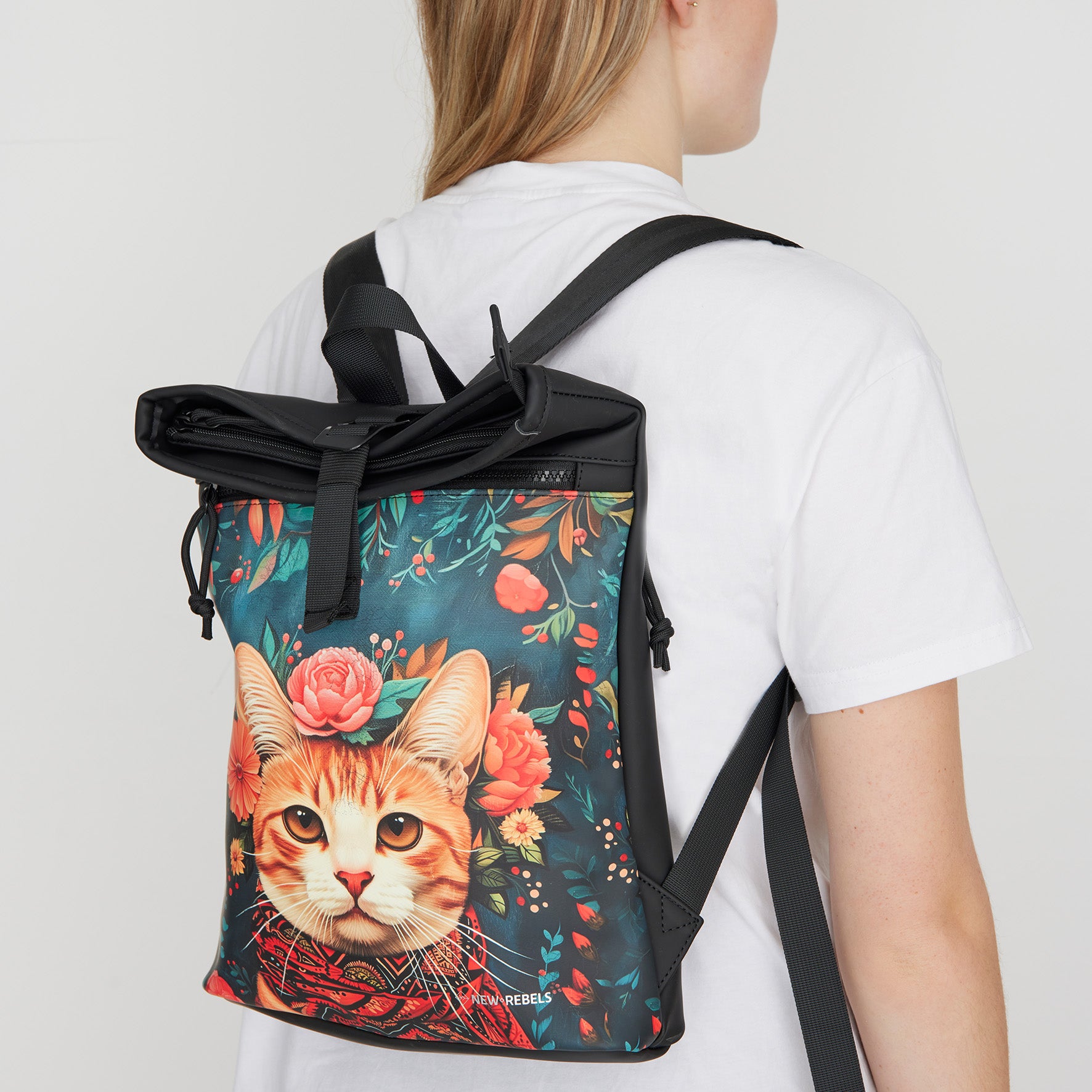 New Rebels Cityrucksack mit Katzenmotiv – Wasserabweisender Rolltop Rucksack für Damen & Herren – Stylischer Daypack mit Blumen-Design