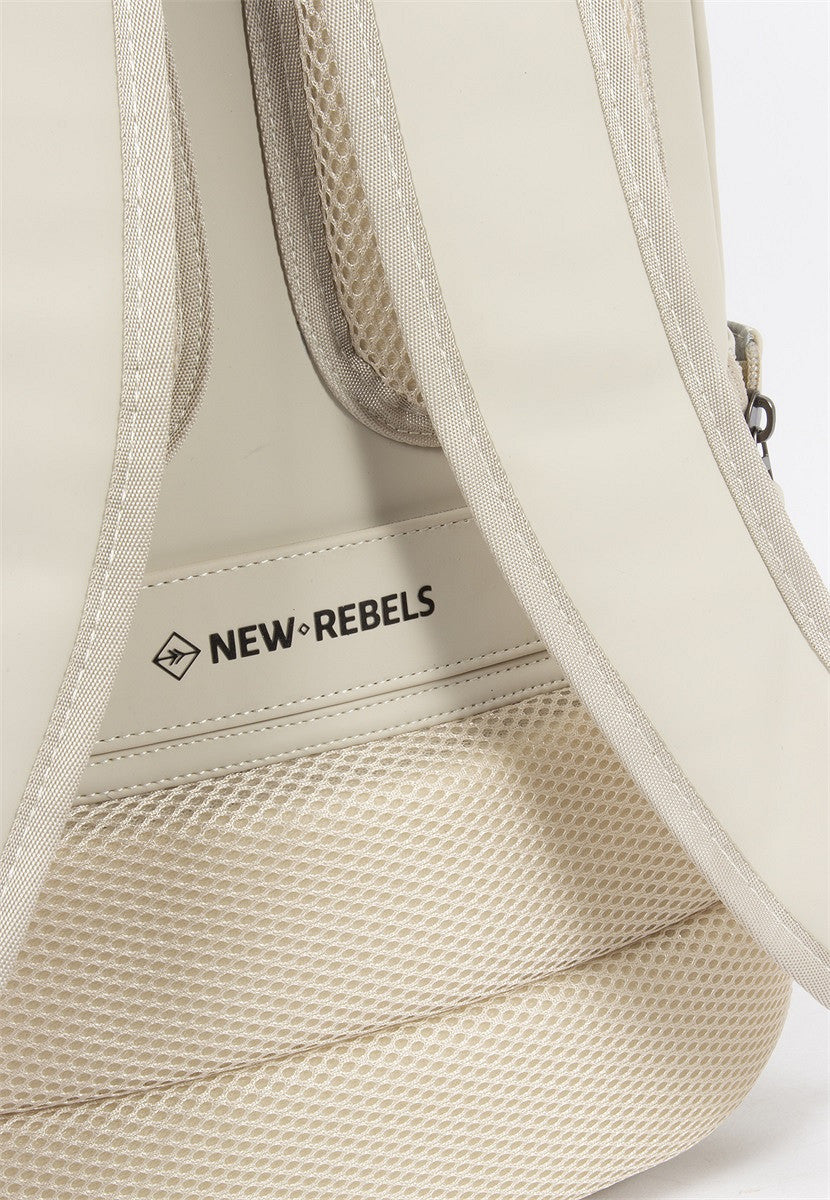 New Rebels William Milwaukee Rucksack – Wasserabweisend, 18L Volumen, Laptopfach, Silber-Innenfutter beige