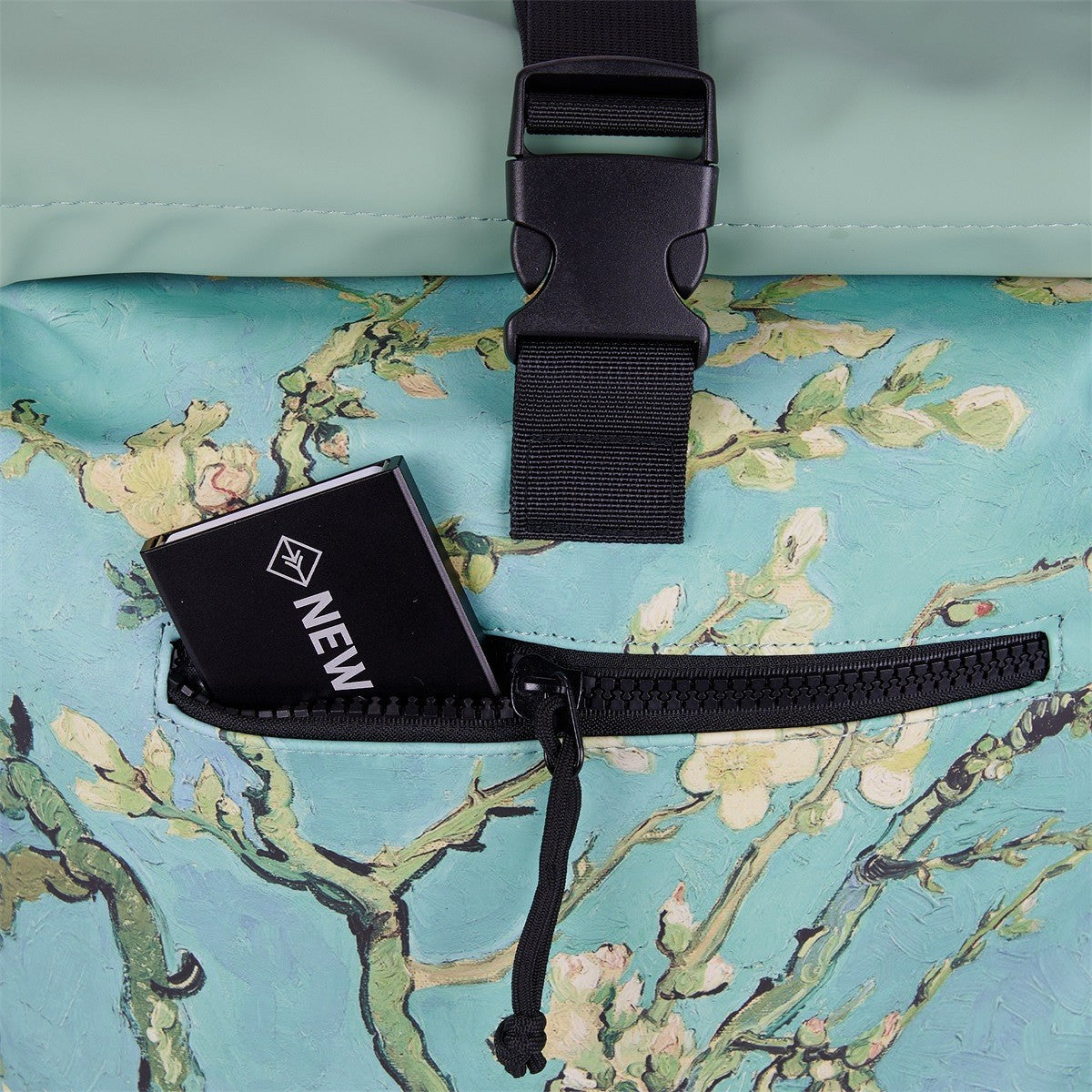 New Rebels Mart Art Roll Up Kurier Rucksack New York Almond Blossom, Mandelblüte, wasserabweisend, Laptopfach