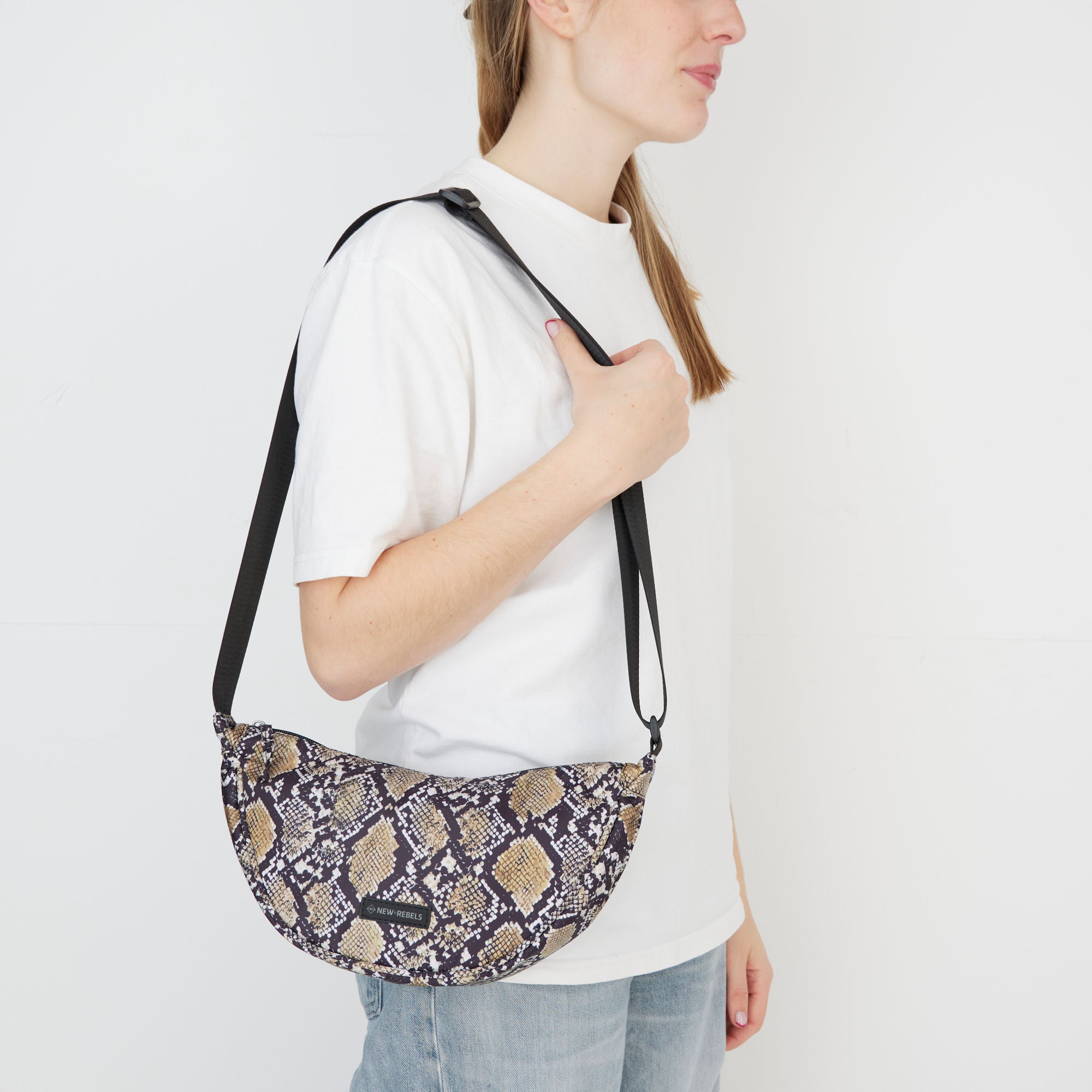 New Rebels Moonbag „Stay Wild" – Crossbody-Tasche mit Schlangen-Print, Nylon, 32 × 16 cm