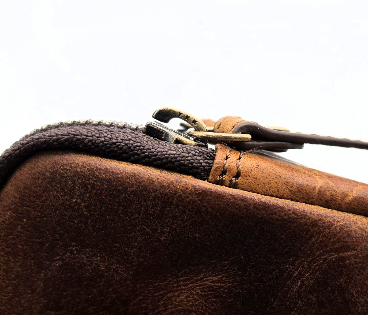 Lemasi Mini Gürteltasche aus Büffel-Hunterleder – Braun, 2 Reißverschlussfächer