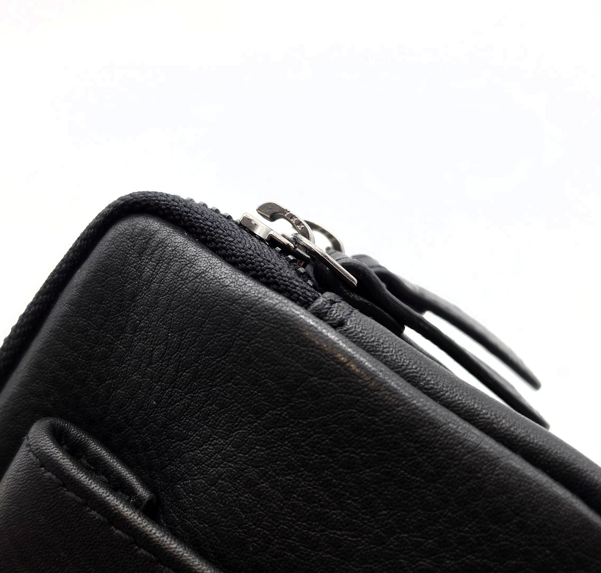 Lemasi Mini Gürteltasche aus Nappaleder – Schwarz, 2 Reißverschlussfächer