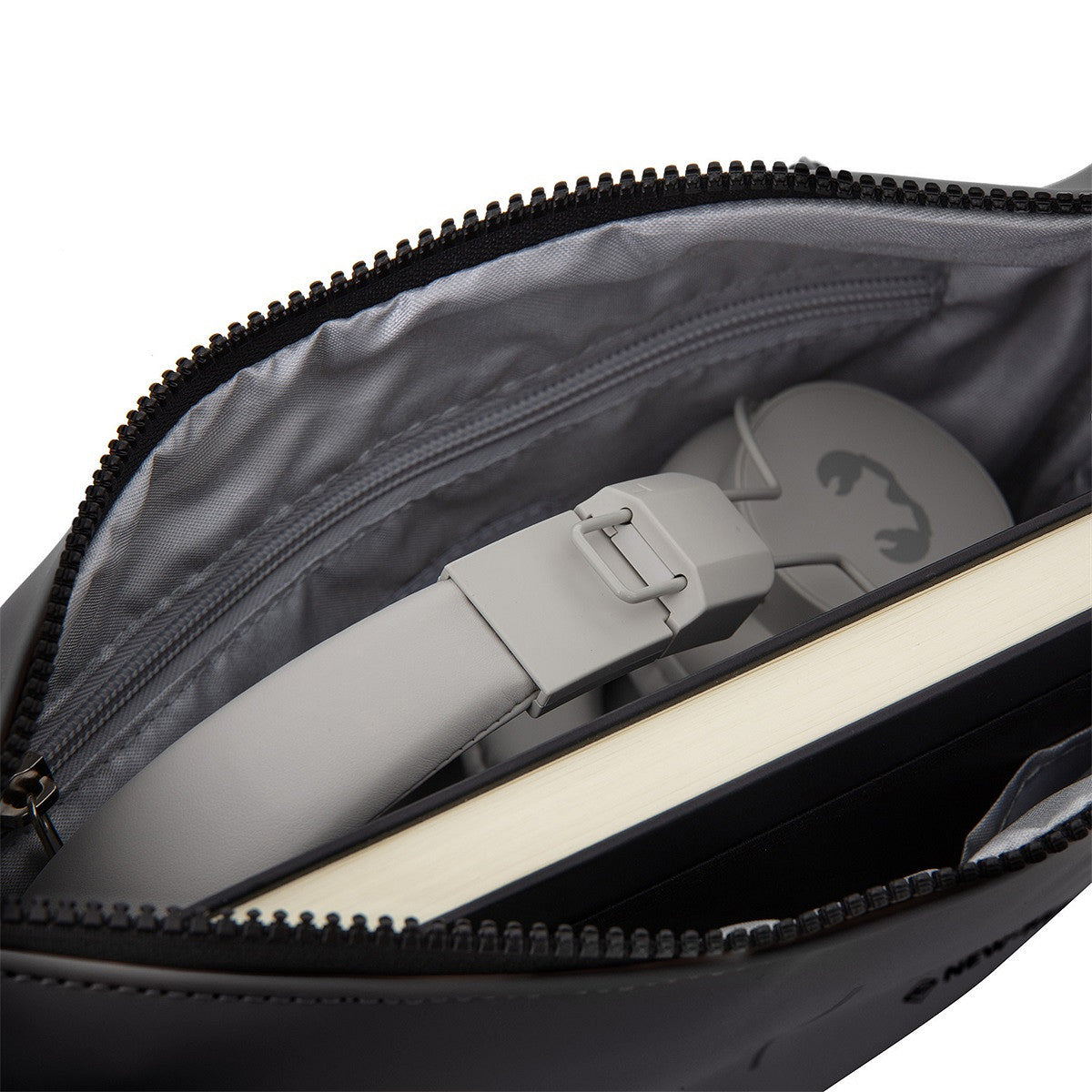 New Rebels Half Moon Bag Branson – leichte wasserabweisende Umhängetasche, Crossbody Tasche mit Reißverschlussfächern schwarz