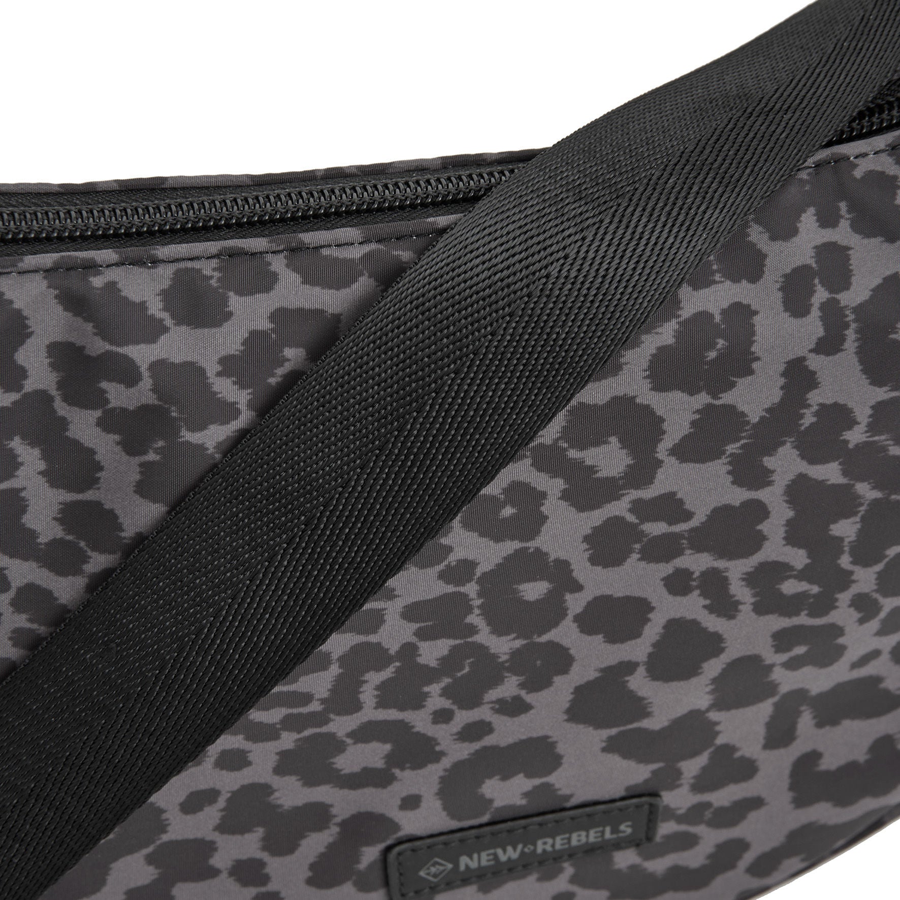 New Rebels Moonbag „Stay Wild" – Crossbody-Tasche mit Leopard-Print black, Nylon, 32 × 16 cm