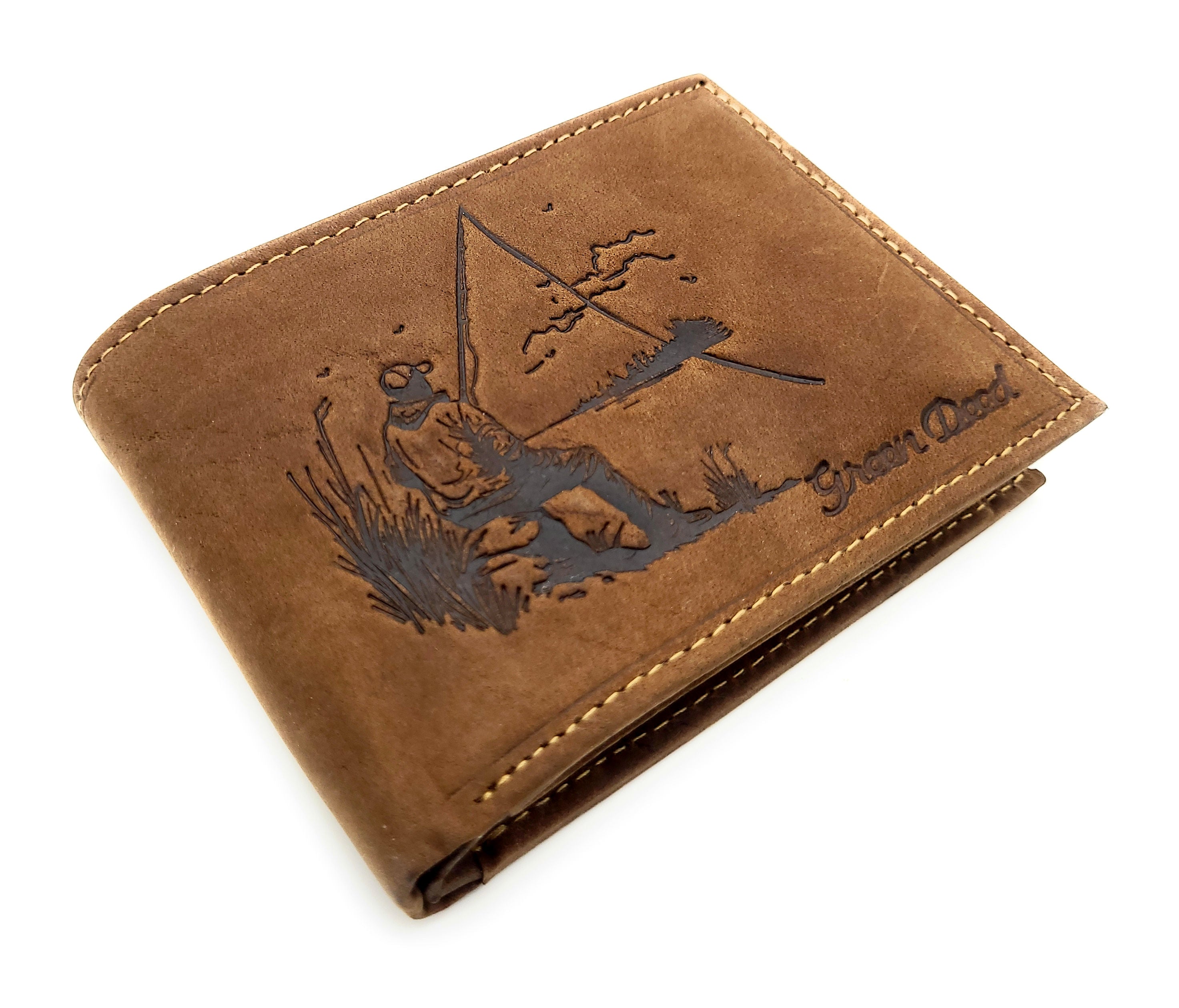 Green Deed Geldbörse aus Hunterleder – Dunkelbraun mit geprägtem Angler-Motiv & RFID-Schutz