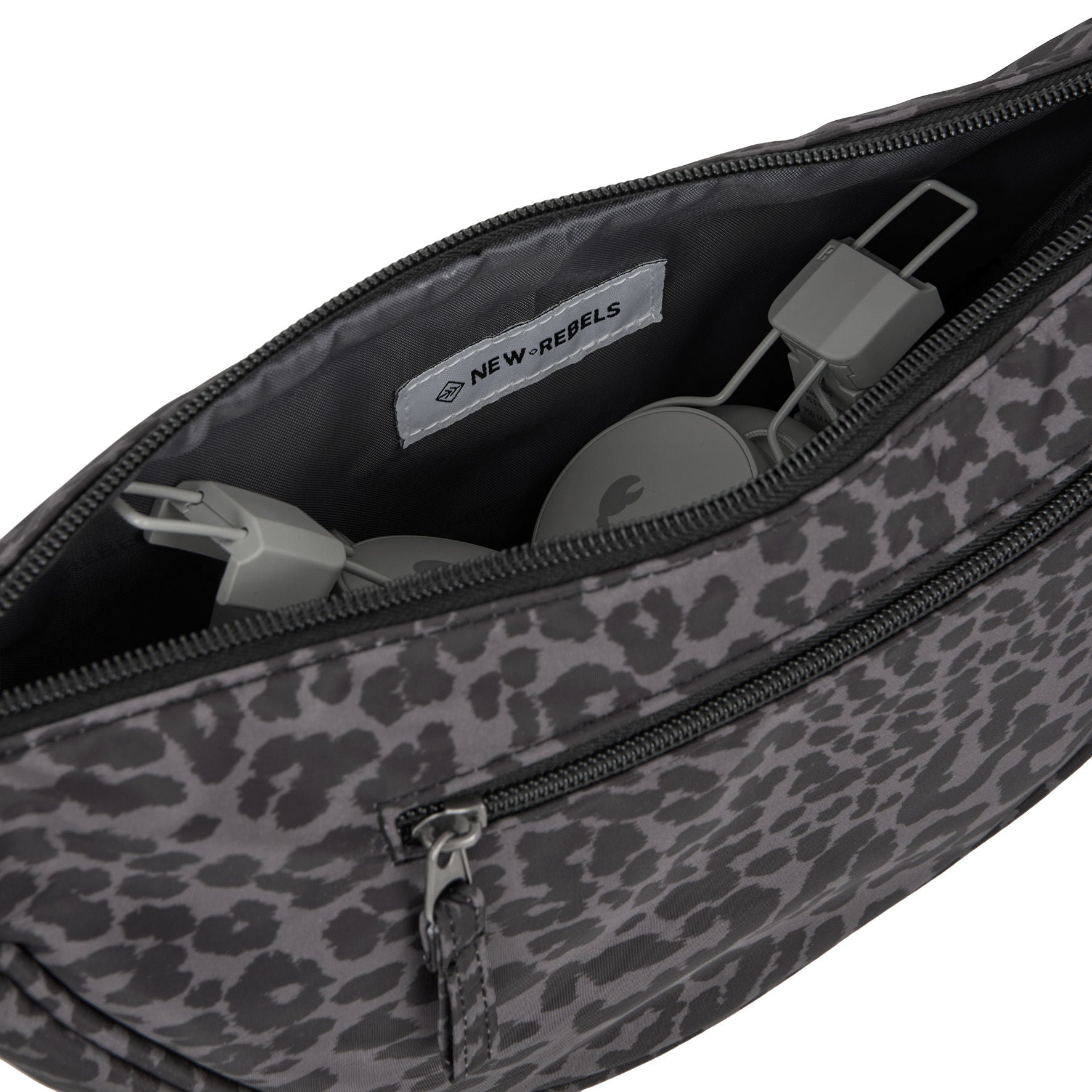 New Rebels Moonbag „Stay Wild" – Crossbody-Tasche mit Leopard-Print black, Nylon, 32 × 16 cm