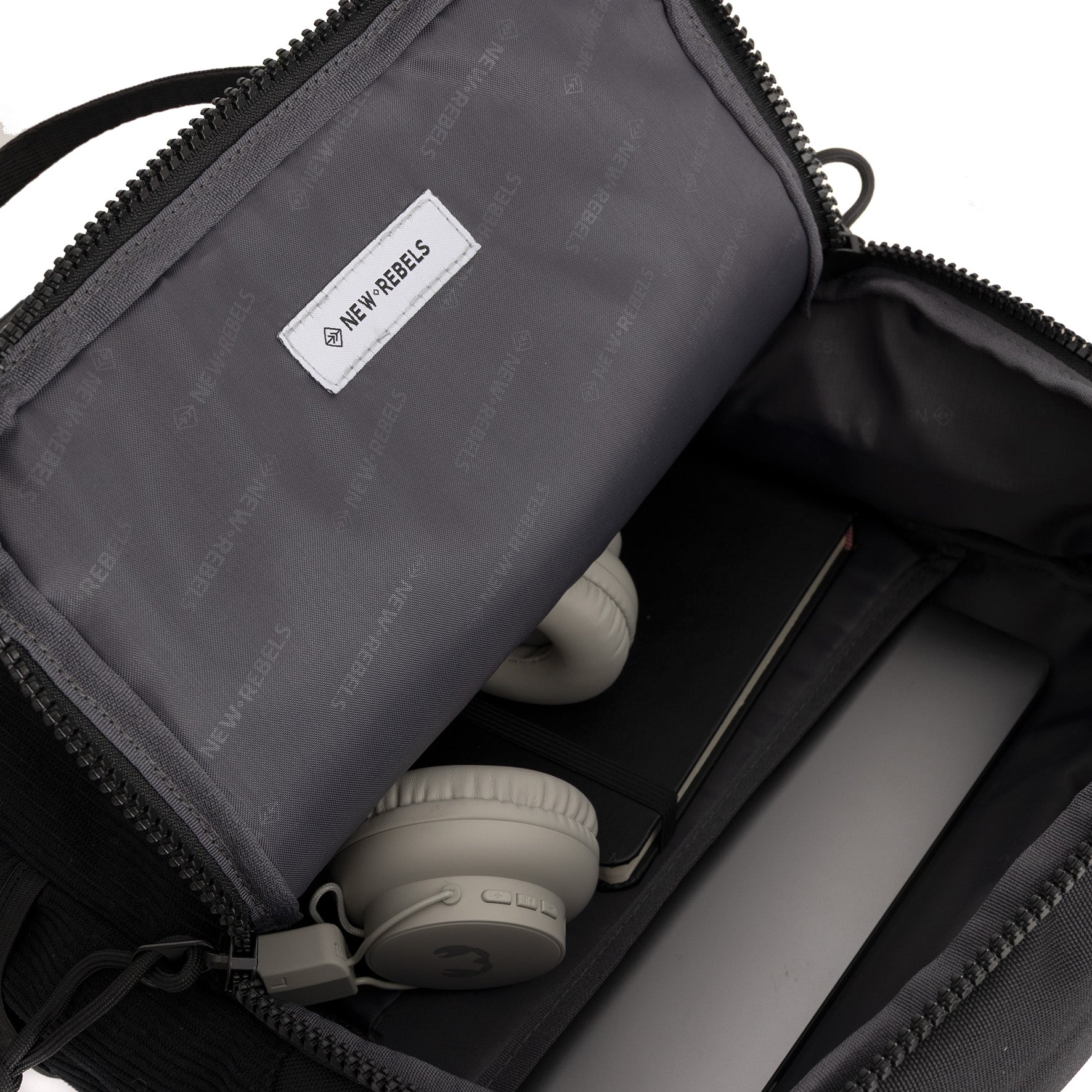 New Rebels Rucksack Ribbi Springfield mit Kordoptik und Tabletfach schwarz