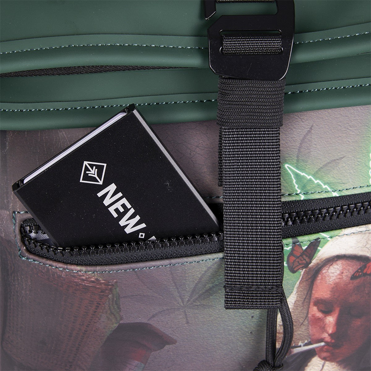 New Rebels Mart Art Roll Up City Rucksack Los Angeles Milkmaid mit Joint rauchendem Milchmädchen und Cannabisblatt, wasserabweisend