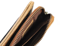 Jockey Club Damen Mini Geldbörse mit RFID Schutz, handgewalktes, gewachstes Rind-Leder Omen of Joy Antik Used Optik Cognac braun mit rotem Keder